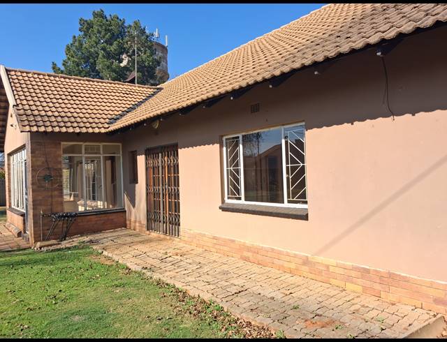 3 BEDROOM FREESTANDING FOR SALE IN STILFONTEIN EXT 4
